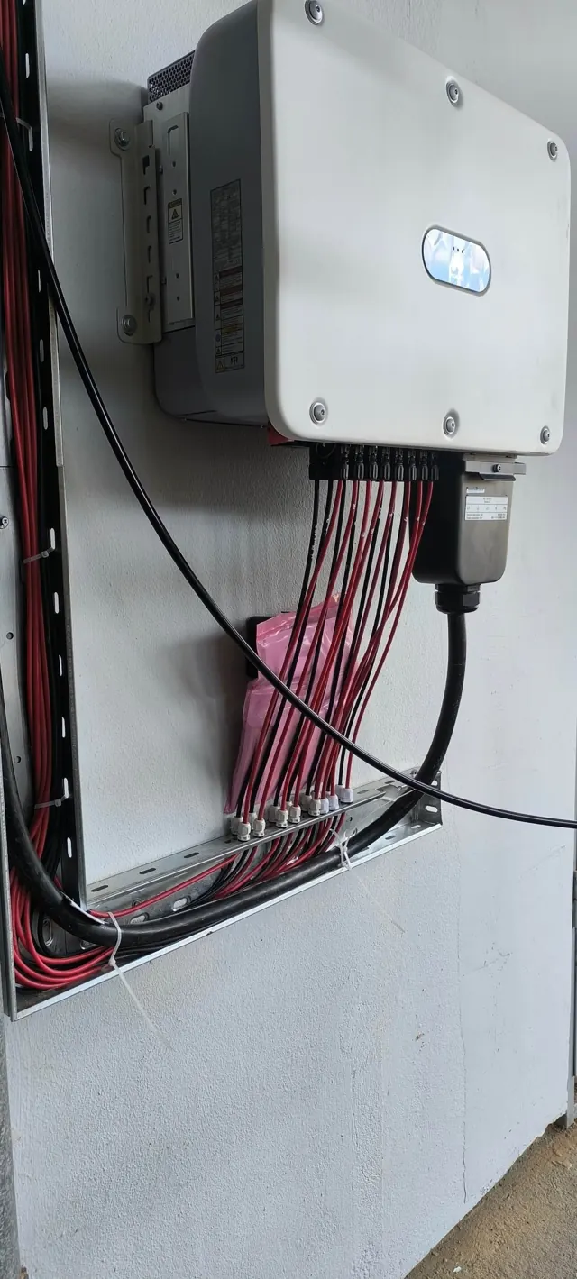 Huawei invertor sa uredno vođenim DC kablovima na metalnim nosačima