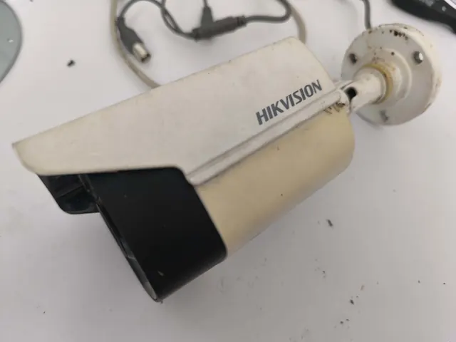 Hikvision bullet kamera skinuta sa nosača