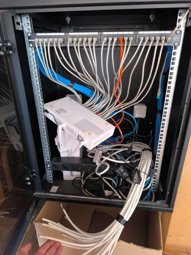 Rek ormar sa Cat6 patch panelom i razvedenim mrežnim kablovima
