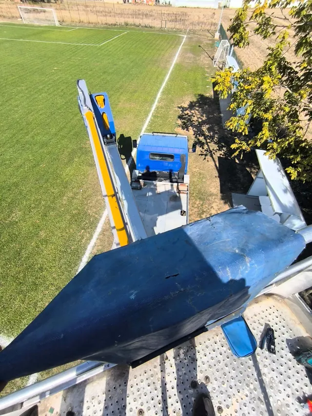 Pogled sa podizne platforme na teren i kamion sa stubom