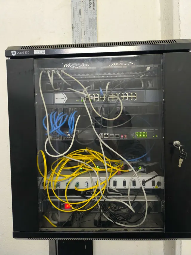 Zidni rek ormar sa optičkim patch panelom, Hikvision i Dahua switchevima