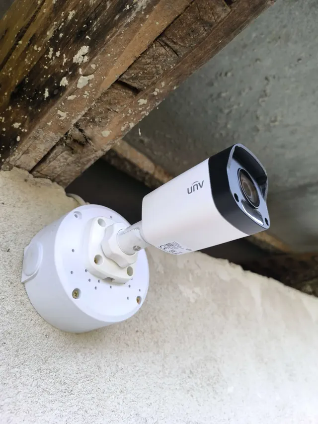 Uniview bullet kamera na razvodnoj kutiji ispod drvene grede