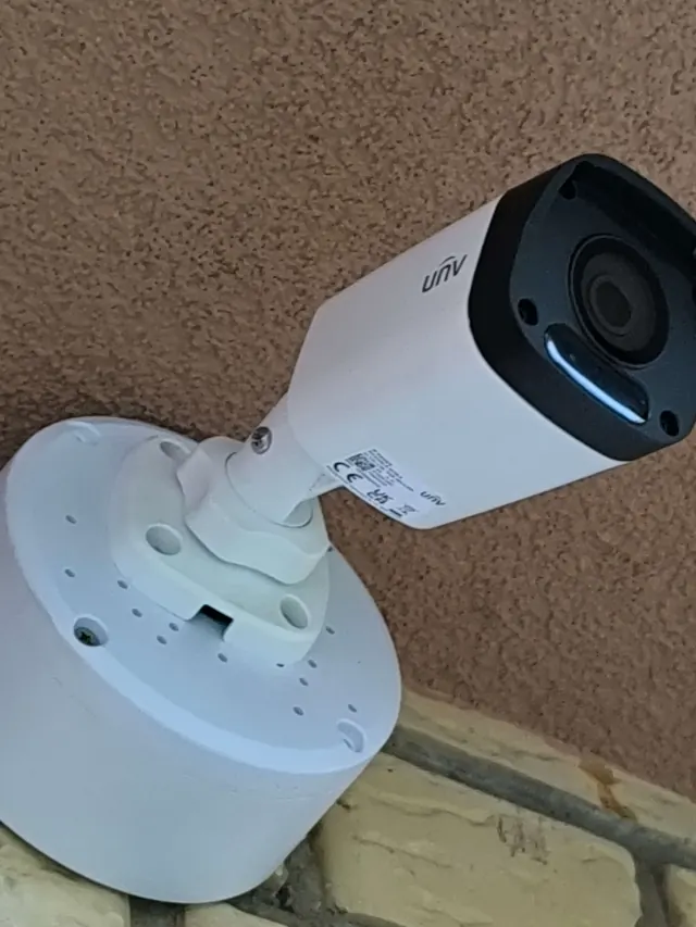 Uniview bullet kamera izbliza na razvodnoj kutiji
